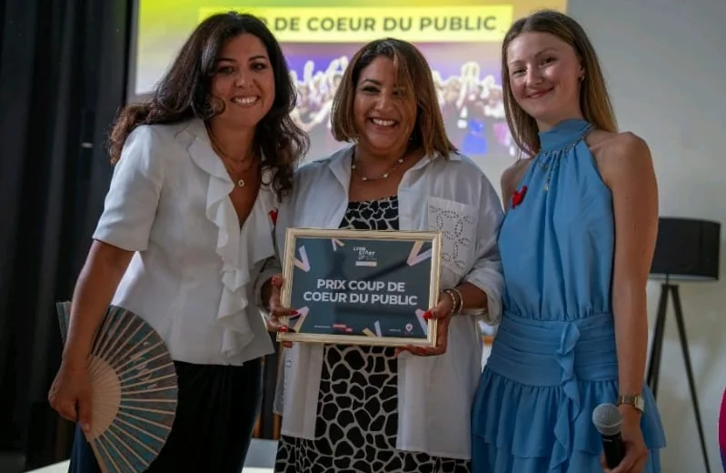 Remise du prix coup de cœur du public à Amel Bordji lors de la finale de Lyon Start Up