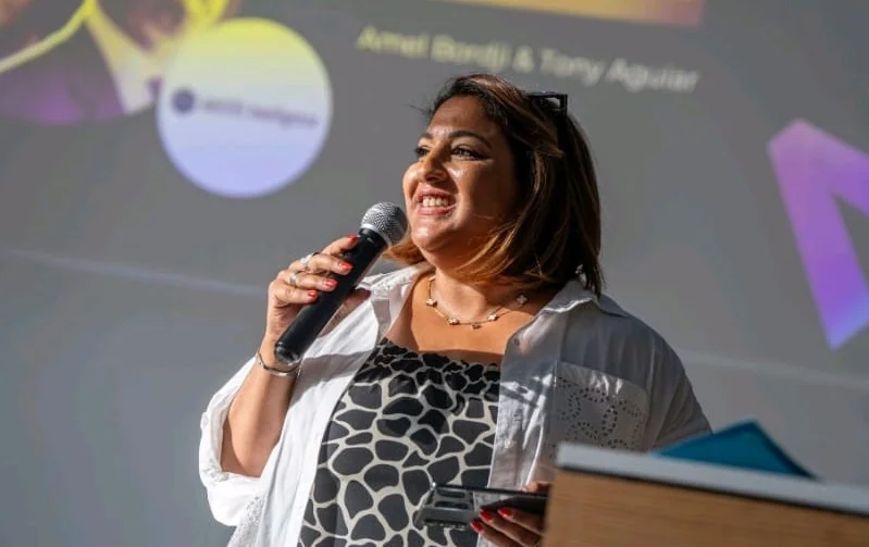 Amel Bordji présente ARISTÉE au micro lors de la finale de Lyon Start Up